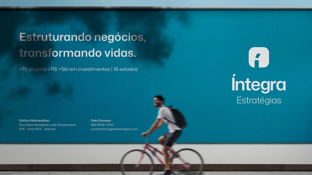 Billboard mockup with Íntegra Estratégias branding